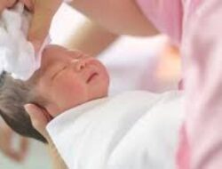 Merawat Kulit Bayi Baru Lahir: Panduan Memilih Merk Skincare yang Aman dan Efektif